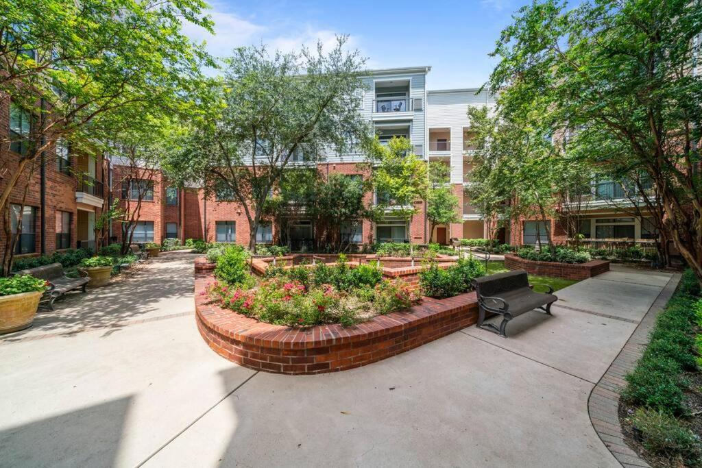 Perfect Location/ Style Pool/fast Wi-fi Apartment