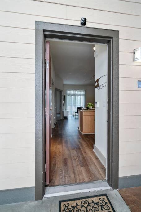 Perfect Location/ Style Pool/fast Wi-fi Apartment Houston