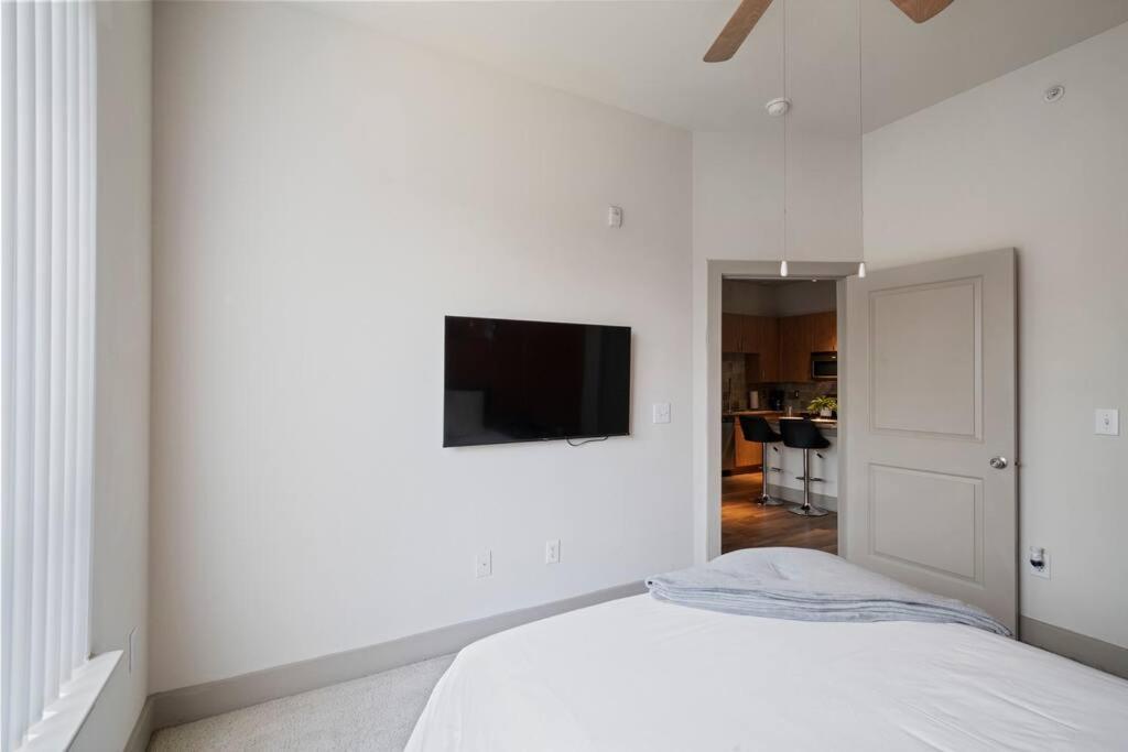 Perfect Location/ Style Pool/fast Wi-fi Apartment *