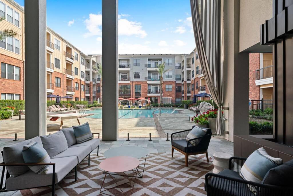 Perfect Location/ Style Pool/fast Wi-fi Apartment Houston