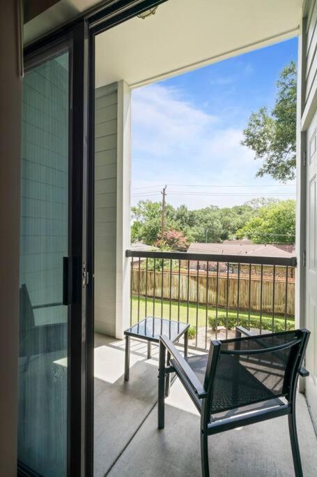 Perfect Location/ Style Pool/fast Wi-fi