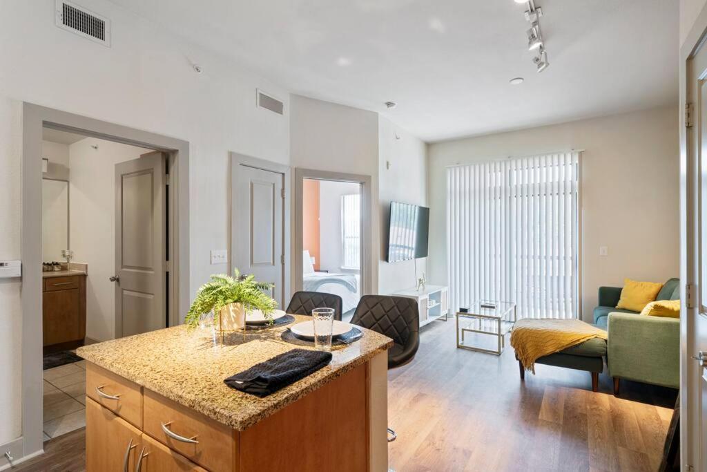 Perfect Location/ Style Pool/fast Wi-fi * Houston
