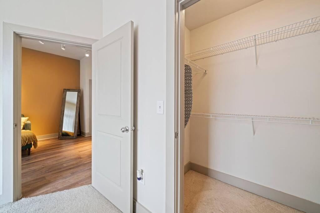 Perfect Location/ Style Pool/fast Wi-fi Apartment Houston