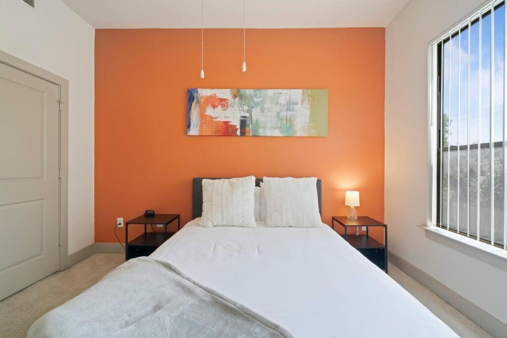 Apartment Perfect Location/ Style Pool/fast Wi-fi *