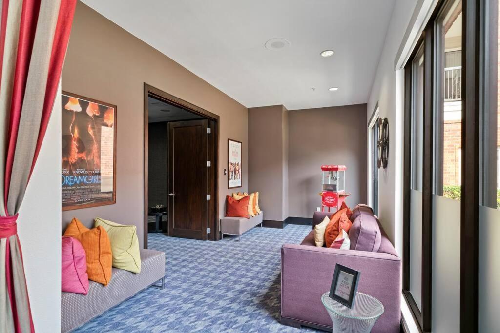 Perfect Location/ Style Pool/fast Wi-fi Apartment Houston