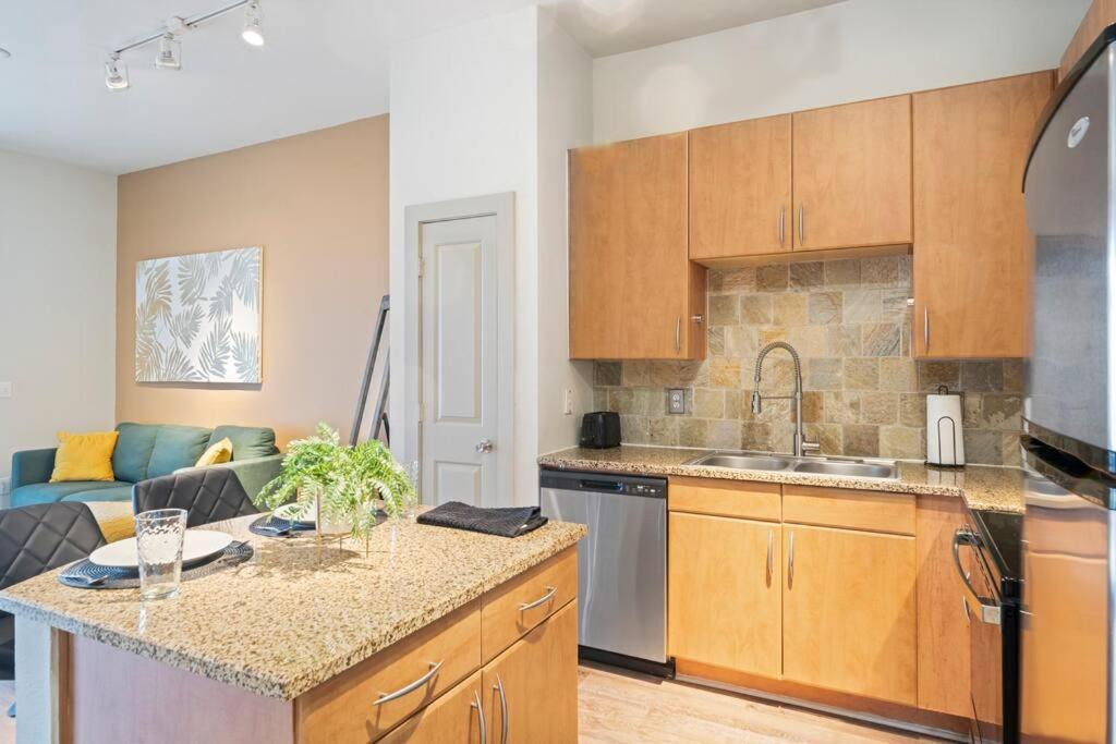 Apartment Perfect Location/ Style Pool/fast Wi-fi *