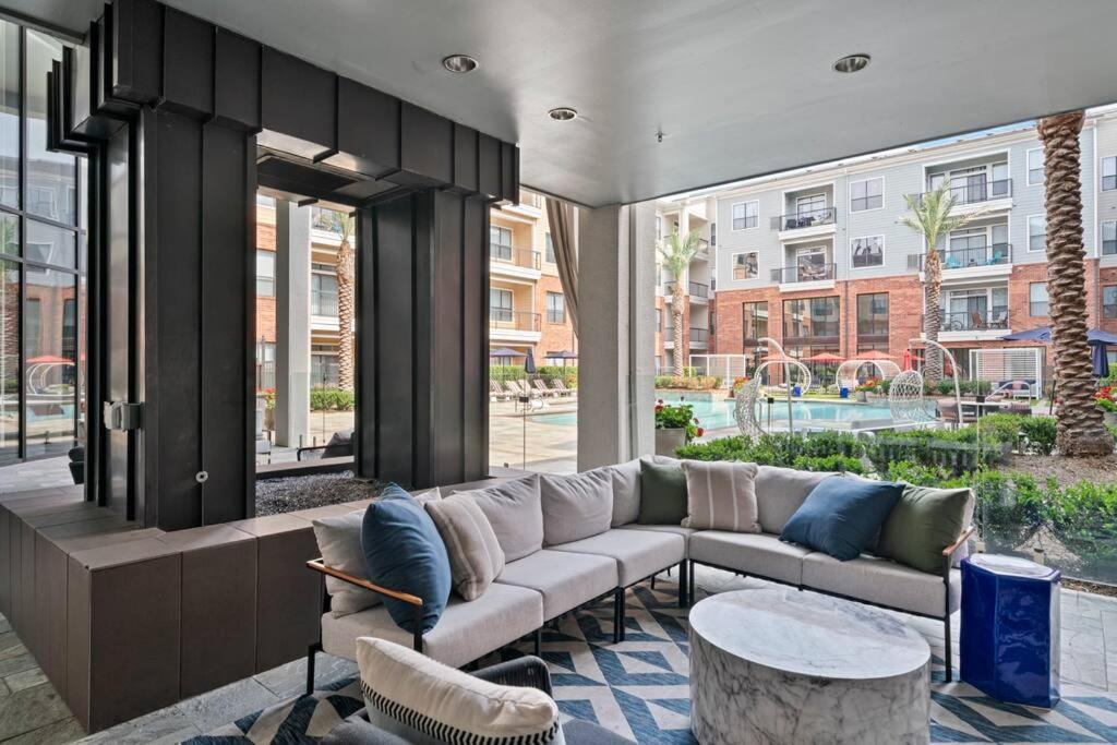 Perfect Location/ Style Pool/fast Wi-fi Houston