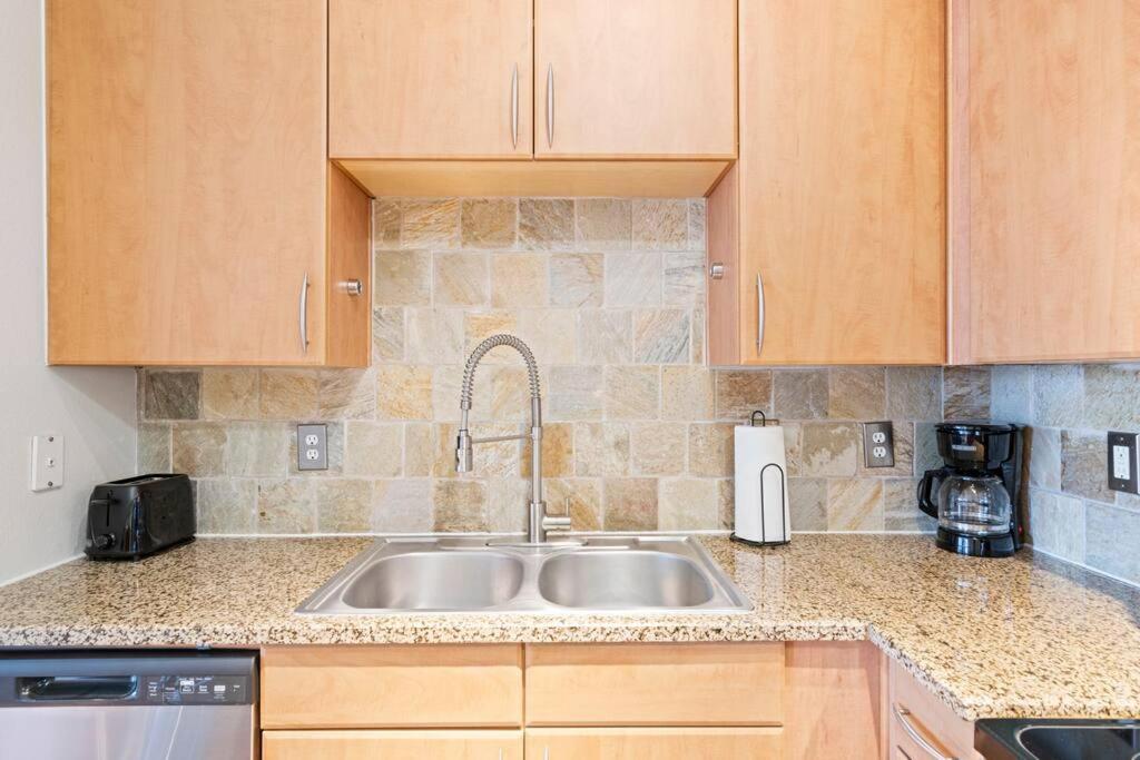 Perfect Location/ Style Pool/fast Wi-fi Apartment *