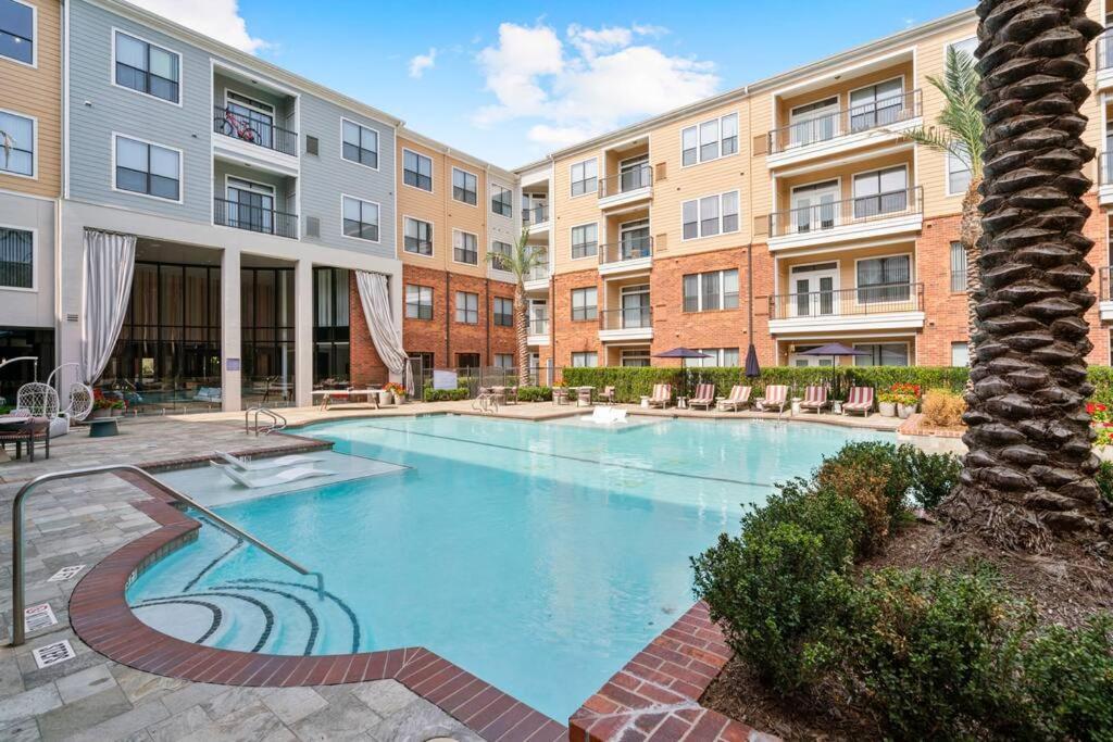 Perfect Location/ Style Pool/fast Wi-fi Apartment